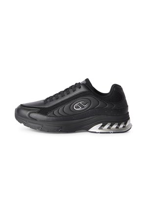 Sneaker sportiva nera con chiusura con lacci, tomaia in mesh e pelle, suola spessa con accenti argentati e logo sul lato.