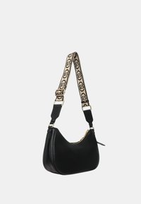 Borsa a spalla in pelle nera con un design curvato, dotata di una tracolla a motivo beige e dettagli in hardware dorato.
