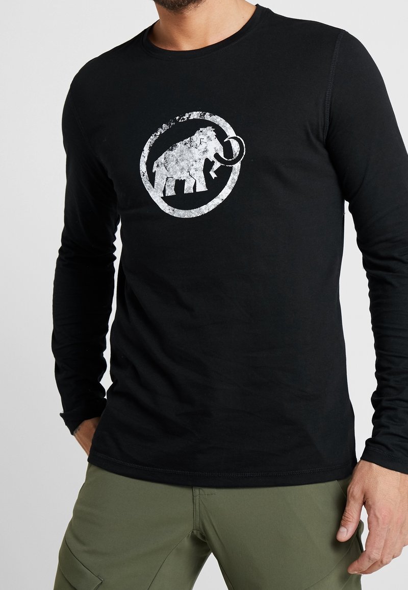 Czarny t-shirt z długim rękawem z teksturowanym, srebrnym logo mamuta w okrągłym wzorze z przodu.