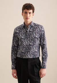 Camicia a maniche lunghe di colore blu navy con un motivo paisley bianco e colorato. Realizzata in un tessuto dalla texture liscia e con collo classico.