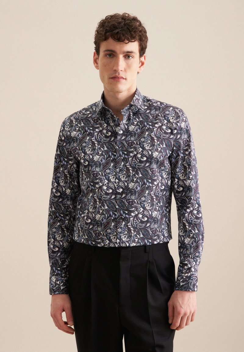 Camicia a maniche lunghe di colore blu navy con un motivo paisley bianco e colorato. Realizzata in un tessuto dalla texture liscia e con collo classico.