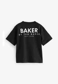 Czarna bawełniana koszulka z okrągłym dekoltem, krótki rękaw i wyraźny biały napis na plecach: "BAKER BY TED BAKER EST.1988."