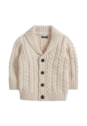 Gilet tricoté couleur crème pour bébé avec motifs torsadés, col châle et quatre boutons foncés sur le devant.