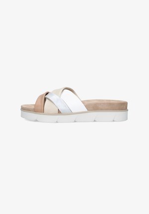 Sandalo slide con suola spessa bianca e tre ampie fasce sovrapposte beige, argento e bianco su una soletta beige.