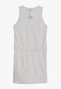 Szary dżersejowy sukienka na ramiączkach z dopasowaną talią i szczegółami sznurowania z tyłu, charakteryzująca się gładką fakturą i bezrękawowym krojem.