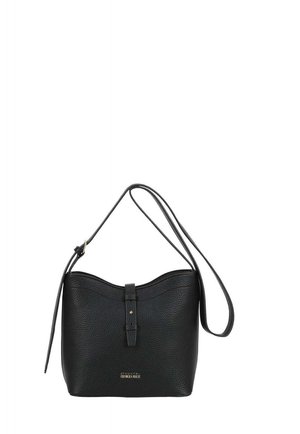 Sac à bandoulière en cuir texturé noir avec sangle réglable et fermeture à boucle à l'avant, petit logo doré au centre en bas.