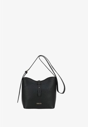 Sac à bandoulière en cuir texturé noir avec sangle réglable et fermeture à boucle à l'avant, petit logo doré au centre en bas.