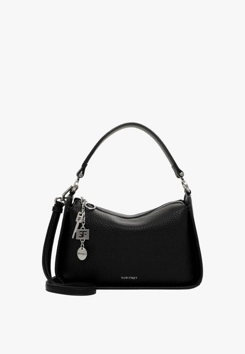 Bolso de mano de cuero negro con textura granulada, cierre de cremallera y correa desmontable. Presenta herrajes plateados y un colgante con acentos de logo.