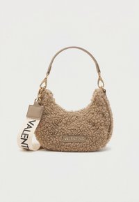 Τσάντα χειρός σε ταμπά χρώμα με καμπυλωτό σχήμα, χρυσά μεταλλικά στοιχεία και υφασμάτινο λουρί με την επιγραφή «VALENTINO» σε μαύρο. Μαλακή υφή με λεπτομέρεια λογότυπου.