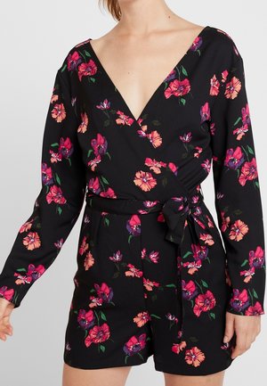 Sort floral slå-om-kjole med lange ærmer, prydet med livlige pink og lilla blomster, dyb V-udskæring og et bindebånd ved taljen.