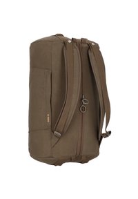 Ruskea kangasko backpack, jossa on sivutasku, kaksi pehmustettua olkainta ja keskellä vetoketju. Kestävä materiaali ja suorakulmainen muoto metallivivahteilla.