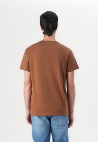 Tommy Jeans LINEAR CHEST TEE - Basic T-shirt - pecan nut