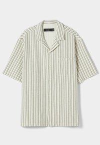 Kortärmad skjorta i krämfärg med vertikala bruna ränder, knappfront, spetsig krage och vänster bröstficka. Tyget verkar lätt och texturerat.