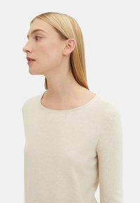 TOM TAILOR MIT RUNDHALSAUSSC - Strickpullover - beige
