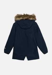 Parka albastru-marinar cu glugă căptușită cu blană, manșete elastice și o deschidere la spate pentru ușurința mișcării. Materialul pare să fie rezistent la intemperii.