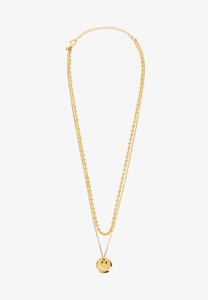 Collier double chaîne en ton or avec un pendentif rond, présentant une finition lisse et des maillons ovales et sphériques alternés.