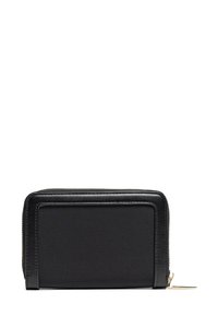 Czarny skórzany portfel o teksturowanym wykończeniu, prostokątnym kształcie, z zamknięciem na zamek oraz gładką wstawką z przodu. Wykończenie w odcieniu złota.