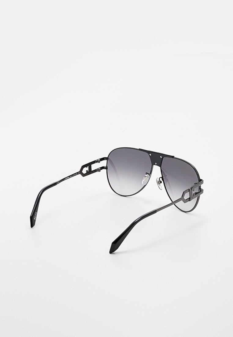 Czarne okulary aviator z gradientowymi, ciemnymi soczewkami, srebrnymi akcentami i elegancką metalową oprawą. Teksturowane zauszniki poprawiają chwyt.