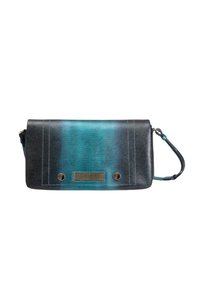 Zwart en teal faux leren clutch met een textuurafwerking, voorzien van gouden hardware, twee ronde studs en een gaaspaneel.