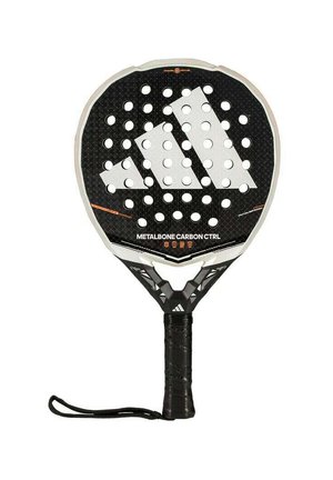 Zwart padelracket met een cirkelvormige kop, gemaakt van carbonmateriaal, witte perforaties en een ergonomische grip, voorzien van een polsbandje voor veiligheid.