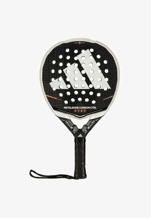 Zwart padelracket met een cirkelvormige kop, gemaakt van carbonmateriaal, witte perforaties en een ergonomische grip, voorzien van een polsbandje voor veiligheid.