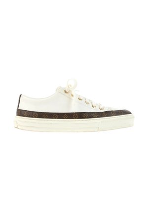 Lavtop hvid sneaker med hvide snørebånd, tyk sål og mørkebrun mønstret bånd omkring basen.