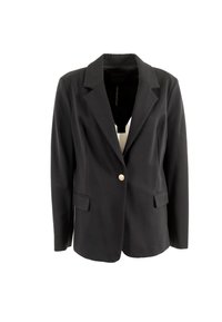 Blazer nero con un design aderente, presenta rever a punta, un singolo bottone dorato e due tasche frontali, realizzato in un tessuto liscio.