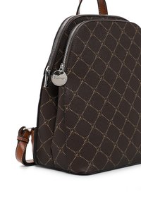 Brązowy plecak skórzany z geometrycznym wzorem, posiadający srebrne zamki i elementy metalowe, mocny pasek na ramię oraz teksturowane wykończenie.