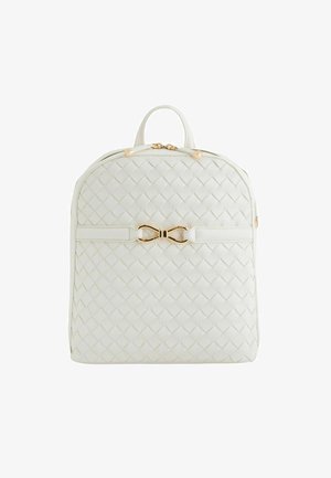 Sac à dos en cuir tressé blanc avec des finitions dorées, dessus arrondi et un nœud central en accent. Comprend une fermeture éclair et une finition texturée.