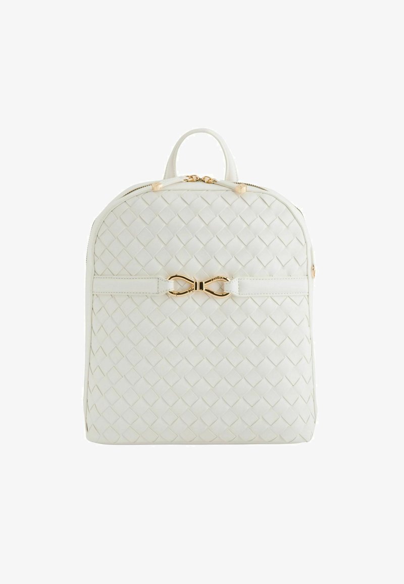 Sac à dos en cuir tressé blanc avec des finitions dorées, dessus arrondi et un nœud central en accent. Comprend une fermeture éclair et une finition texturée.