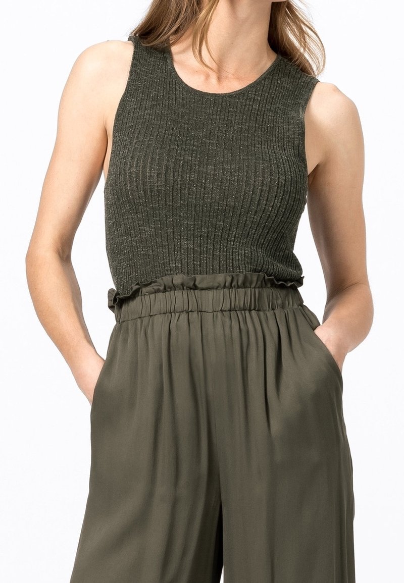 Prążkowany oliwkowy top na ramiączkach z okrągłym dekoltem, w zestawie z wysokim stanem, luźnymi oliwkowymi spodniami z marszczonym pasem.