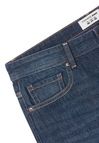 Jeans in denim blu scuro con cuciture arancione chiaro. Le caratteristiche includono una tasca posteriore e un'etichetta con le informazioni sulle taglie. Design pulito e senza fronzoli.