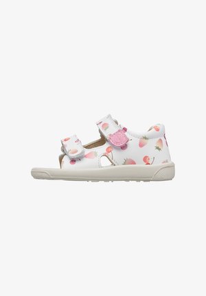 Bílá dětská sandála s růžovými motivy jahod a třešní, se dvěma nastavovacími pásky a béžovou gumovou podrážkou.