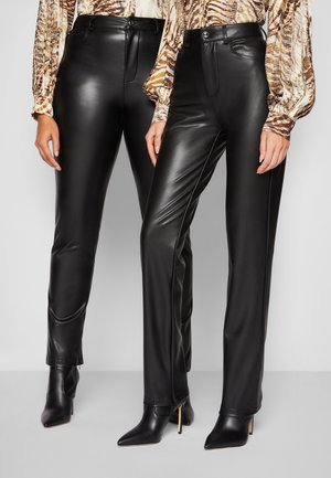 Zwarte faux leren broek met een fitted ontwerp, hoge taille en een rits aan de voorkant. Beide broeken hebben effen zijkanten en subtiele naden.