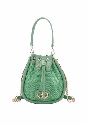 Borsa a secchiello di materiale misto verde con corpo intrecciato testurizzato, dettagli in pelle, hardware dorato, chiusura con coulisse e tracolla a catena.