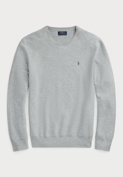 Pull léger gris fabriqué en tricot texturé. Il présente un col rond, des poignets et un ourlet côtelés, ainsi qu'un petit logo brodé sur la poitrine.