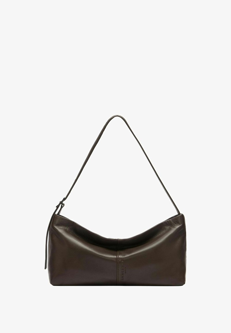 Ciemnobrązowa skórzana torba na ramię z pojedynczym paskiem i subtelnym pionowym przeszyciem na środku przedniej części.