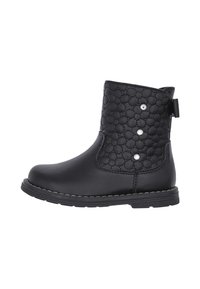 La bota de tobillo negra presenta un frente de cuero liso, un patrón acolchado en la parte posterior, tres tachuelas decorativas y una suela texturizada para un mejor agarre.