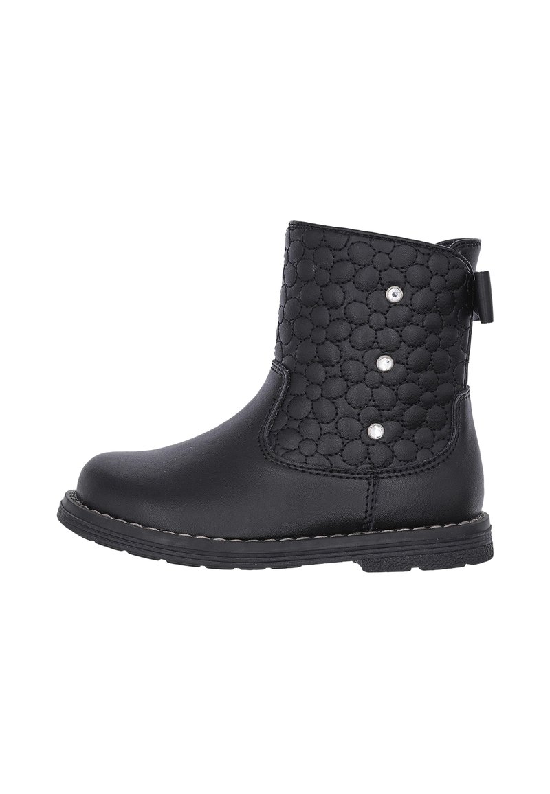 La bota de tobillo negra presenta un frente de cuero liso, un patrón acolchado en la parte posterior, tres tachuelas decorativas y una suela texturizada para un mejor agarre.