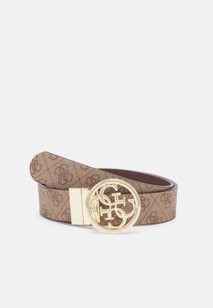 Bruine riem met patroon en herhalend logoontwerp, voorzien van een grote ronde gouden gesp met in elkaar grijpende letters.