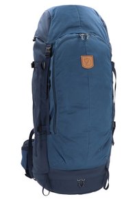 Granatowy plecak z zaokrąglonym dnem, teksturowana tkanina, skórzana naszywka z logo, liczne paski oraz zamki błyskawiczne do przegród.