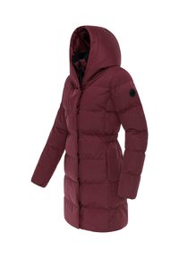 Abrigo tipo puffer burdeos con capucha, que presenta una cintura ajustada, textura acolchada y detalles de botones negros. El material parece suave y aislante.