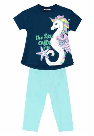 Marineblaues T-Shirt mit einem Einhorn-Graphic und dem Text "Das Meer ruft nach mir". Hellblaue Leggings. Aus Baumwolle, kurze Ärmel, lockere Passform.