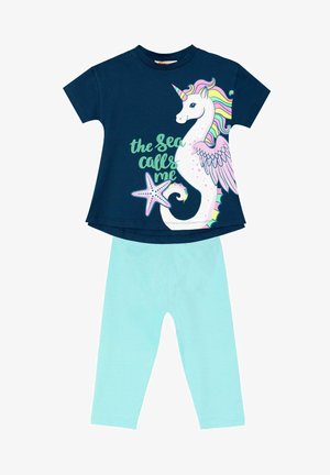 Marineblaues T-Shirt mit einem Einhorn-Graphic und dem Text "Das Meer ruft nach mir". Hellblaue Leggings. Aus Baumwolle, kurze Ärmel, lockere Passform.