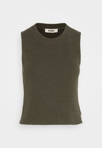 Sukienka bez rękawów w ciemnooliwkowym kolorze, wykonana z ribbowanej dzianiny, z okrągłym dekoltem i małą metką marki wyszytą wewnątrz kołnierza.