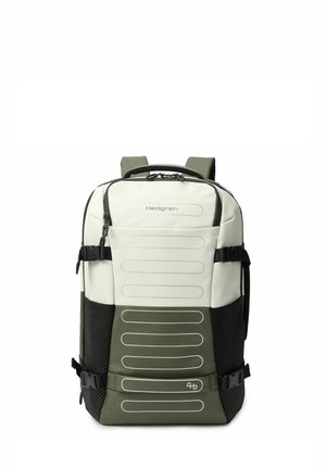 Sac à dos Hedgren bicolore vert olive et gris clair avec plusieurs compartiments zippés et sangles latérales réglables, vu de face.