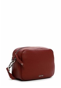 Borsa a tracolla rossa in pelle con forma rettangolare, superficie texturizzata, zip superiore e dettagli hardware argentati. Nome del marchio sul davanti.