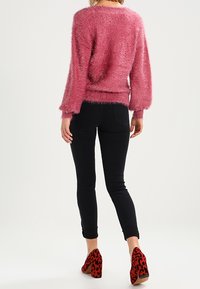 NA-KD Sweter