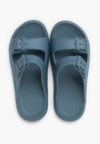 Blauwe rubberen sandalen met twee verstelbare gespbanden; textuur voetbed met ribbels voor grip; gladde afwerking met uitsparingen.
