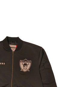 Schwarze Bomberjacke mit runder Kragen, Reißverschluss und einem Raiders-Logo-Patch auf der Brust. Glatte Textur mit gerippten Bündchen.